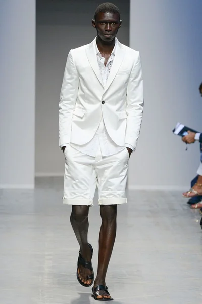 Look 16